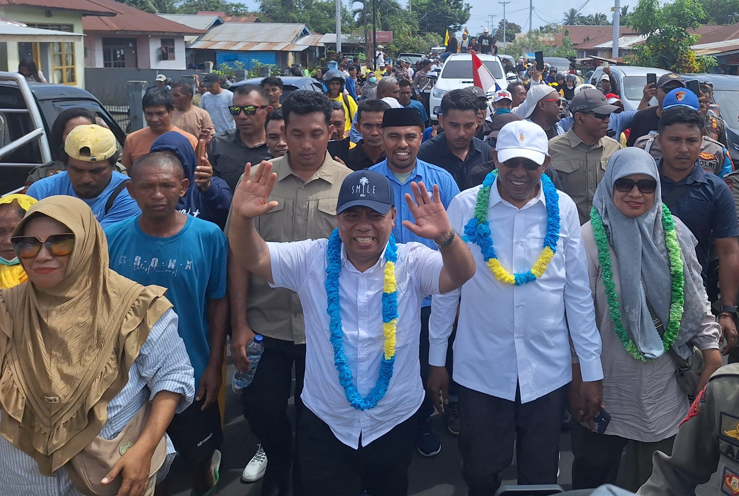 Ribuan Pendukung Jemput Kedatangan Bupati Dan Wakil Bupati Halut Terpilih  