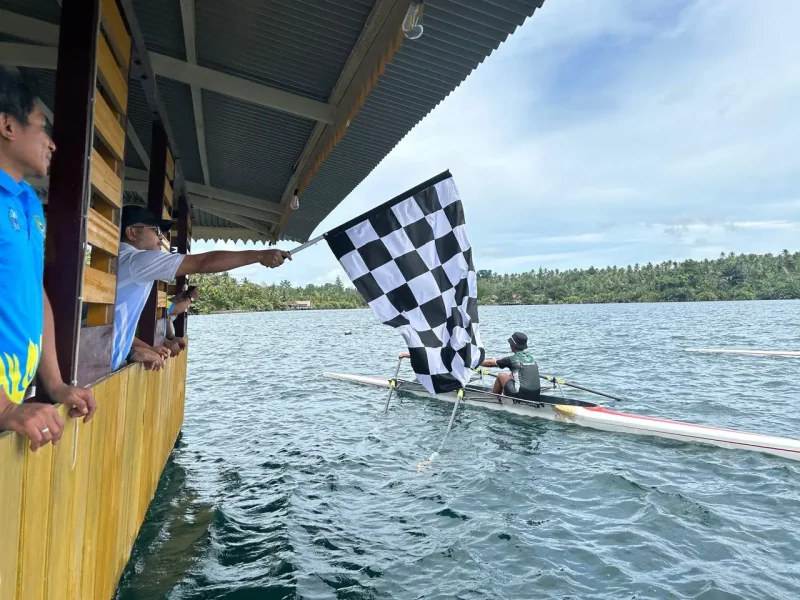 Ketua Umum PODSI Maluku Utara, Kalpin Nur, membuka pemusatan latihan atlet dayung di Talaga Paca, Tobelo Selatan.