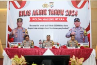 Kapolda Maluku Utara, Irjen Pol Midi Siswoko (tengah), saat menyampaikan rilis akhir tahun 2024. (Istimewa)