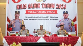 Kapolda Maluku Utara, Irjen Pol Midi Siswoko (tengah), saat menyampaikan rilis akhir tahun 2024. (Istimewa)