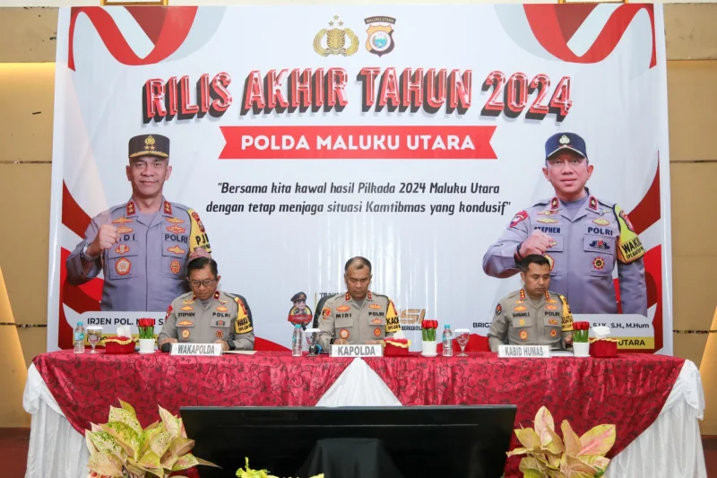 Kapolda Maluku Utara, Irjen Pol Midi Siswoko (tengah), saat menyampaikan rilis akhir tahun 2024. (Istimewa)
