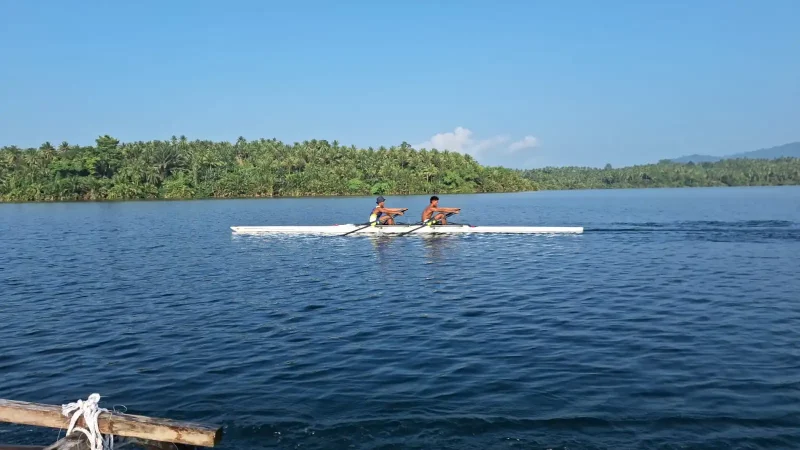 Atlet dayung PODSI Maluku Utara saat menjalani sesi latihan di Talaga Paca.