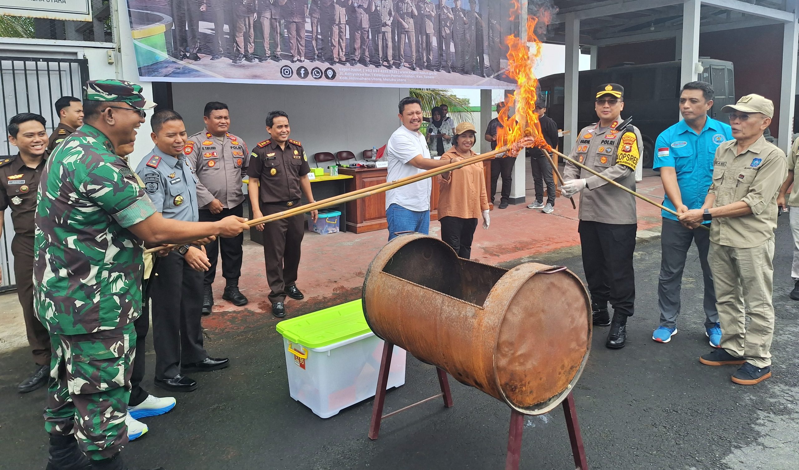 Kejari Halut Musnahkan Barang Bukti, Diantaranya Empat Senpi Aktif