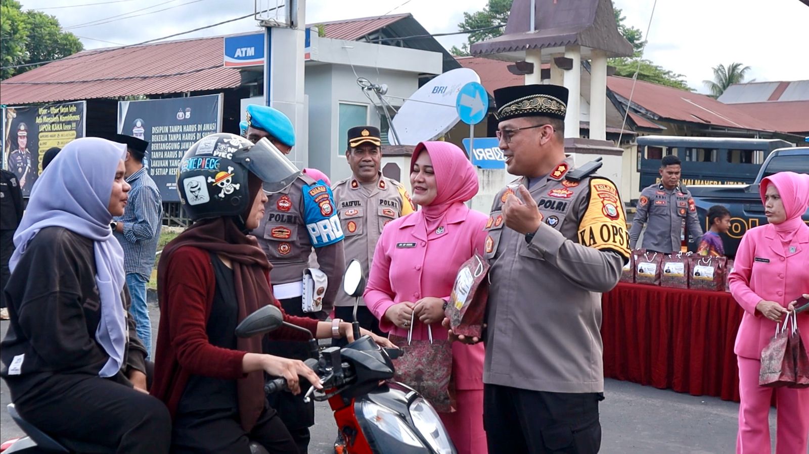 Polres Halut Dan Bhayangkari Berbagi Takjil