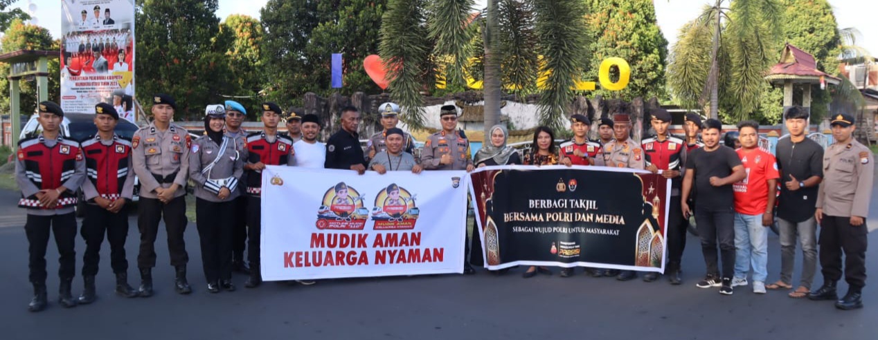 Kapolres Halut Bersama Insan Pers, Bagi Takjil Gratis Ke Masyarakat