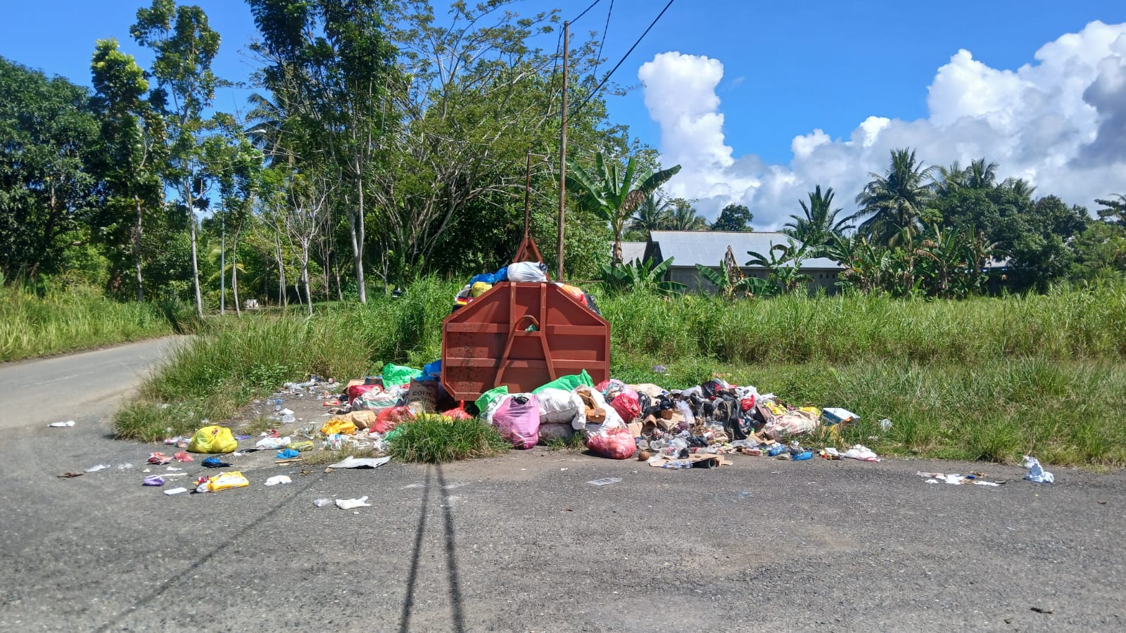 Sampah Di Kota Maba Berhamburan Ke Jalam Raya