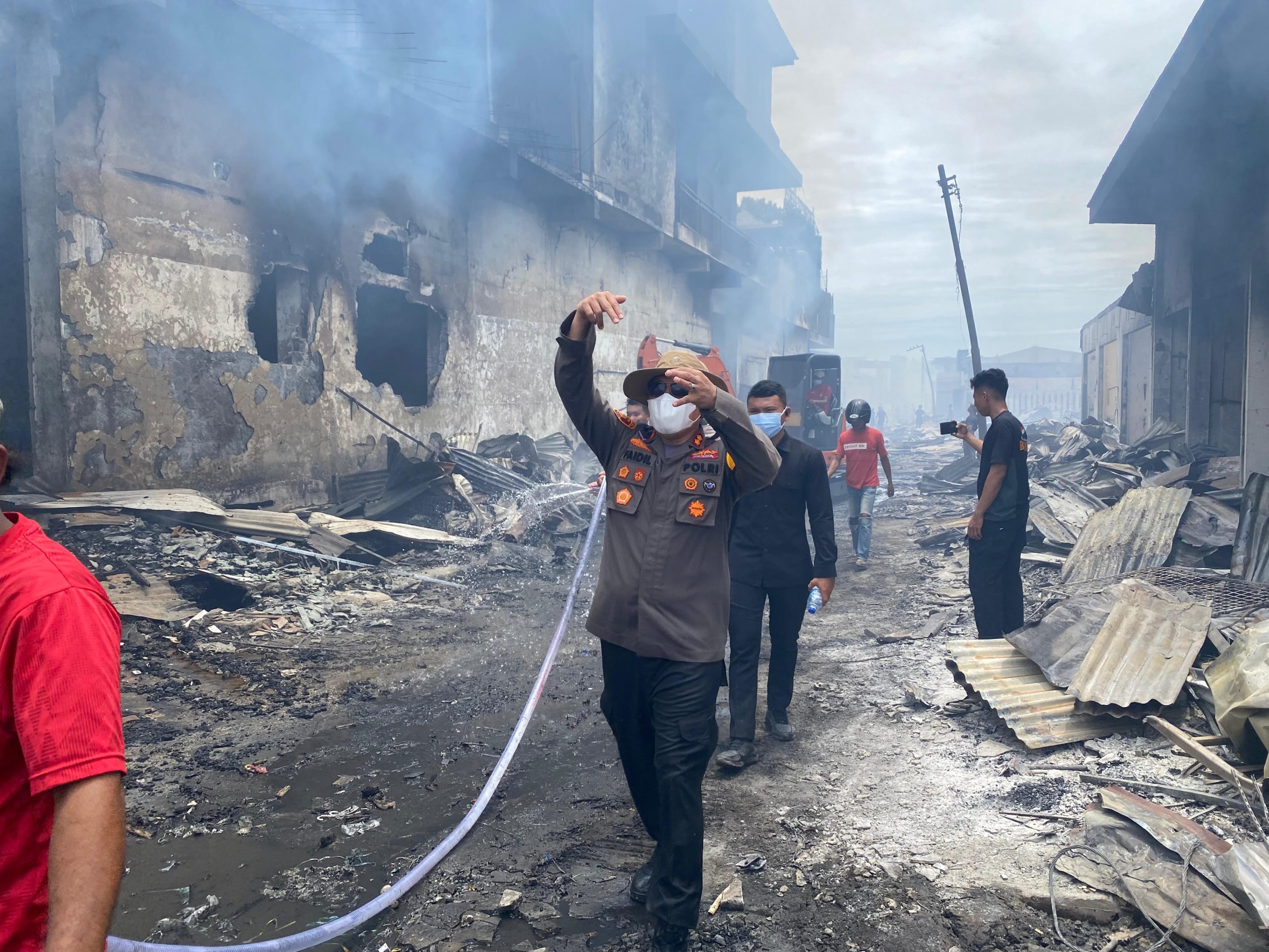 Kapolres Halut Ikut Terlibat Padamkan Api Di Pasar Inpres Rawajaya