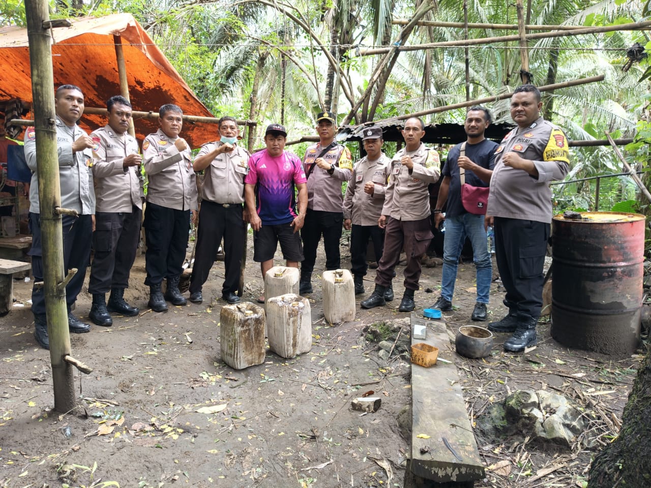 Polsek Tobelo Bongkar Tempat Produksi Cap Tikus, Ratusan Liter Sageru Dimusnahkan