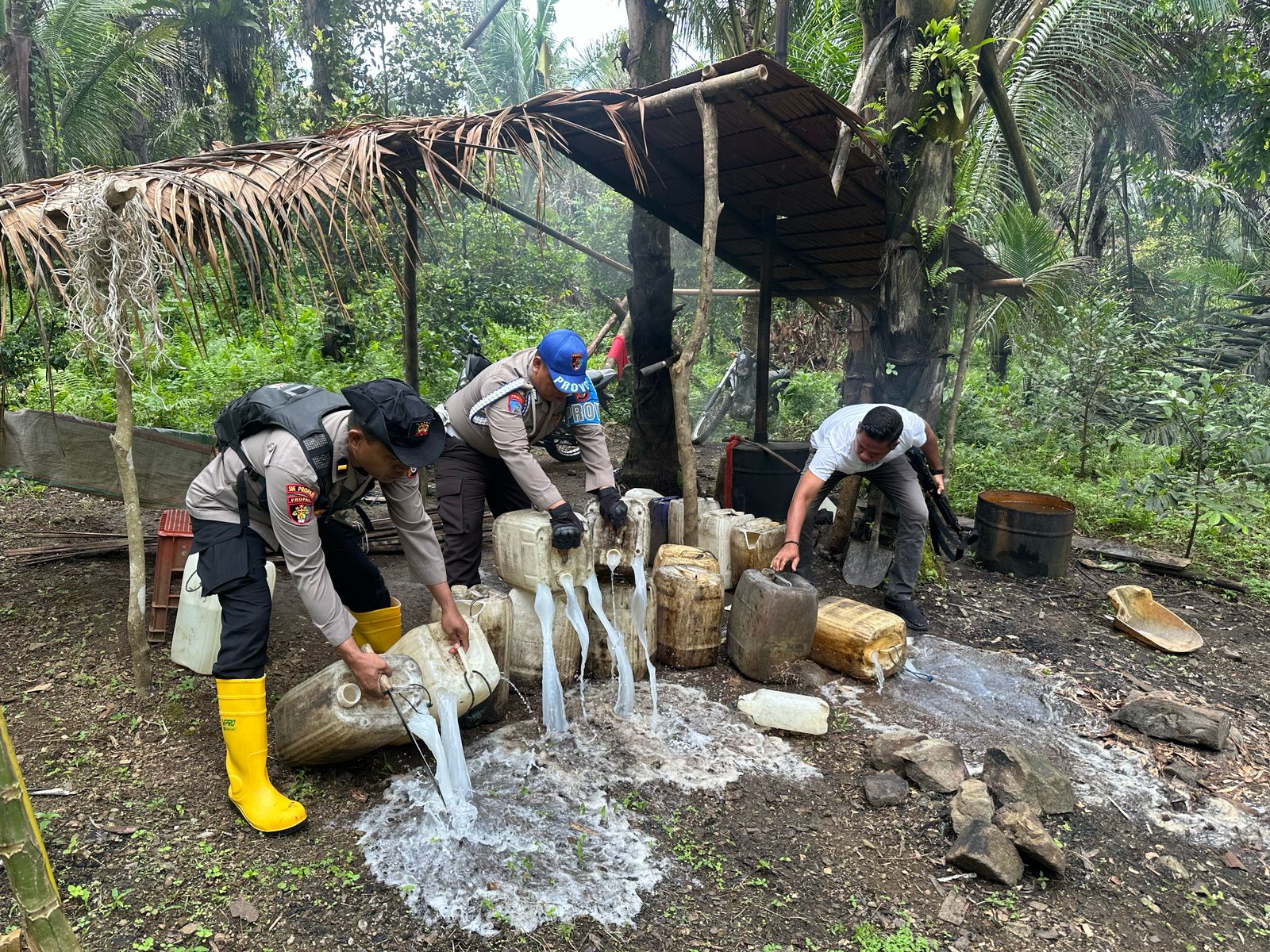 Basmi Peredaran Miras, Polsek Gane Barat Sisir Tempat Penyulingan, Kapolres Ajak Masyarakat Produksi Gula Aren