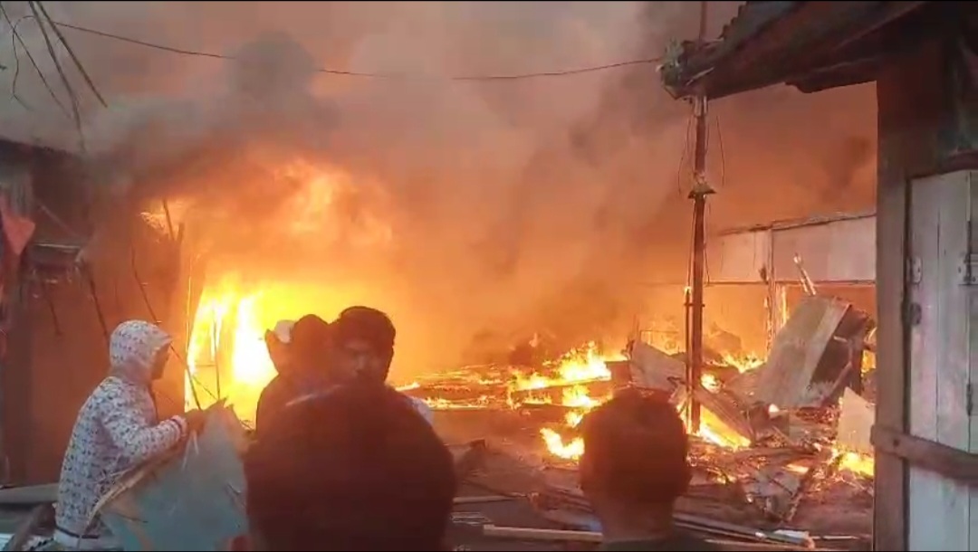 Kebakaran Hebat Landa Pasar Belakang Tobelo, Puluhan Ruko Dan Lapak Ludes