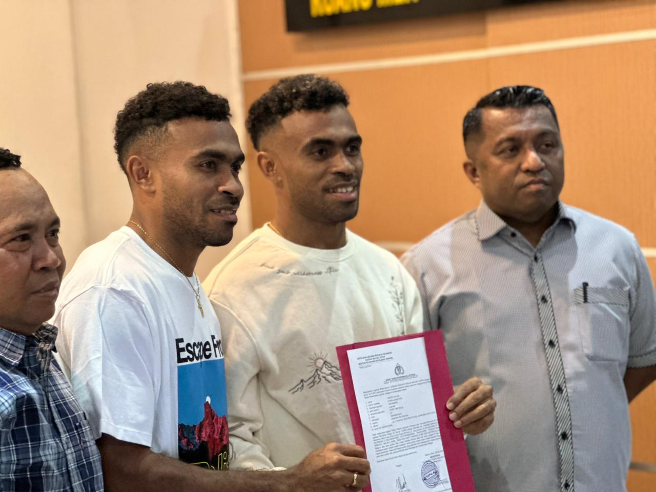 ‘Rasis’ Duo Sayuri Resmi Polisikan 6 Akun Instagram Ke Polda Malut