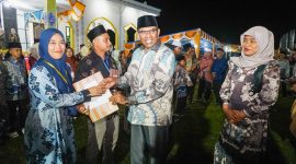 Wakil Bupati di dampingi Ketua PKK memberikan hadian kepada Kafila yang mendaptkan juara di STQH ke-XIII tingkat Kabupaten.
