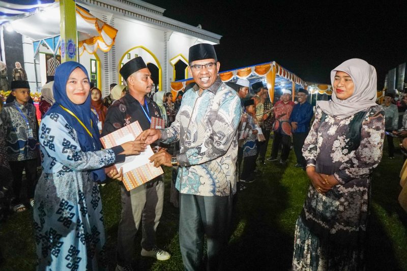 Wakil Bupati di dampingi Ketua PKK memberikan hadian kepada Kafila yang mendaptkan juara di STQH ke-XIII tingkat Kabupaten.