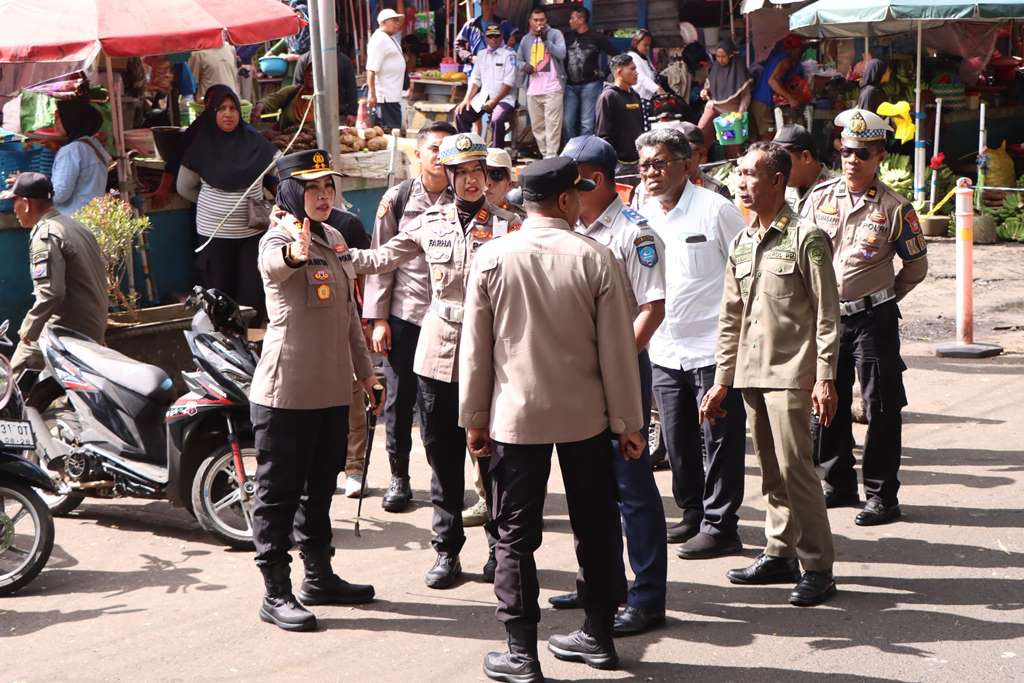 Kapolres Ternate dan Wakil Wali Kota, Turun Langsung Tertibkan Parkir Di Area Pasar Higienis