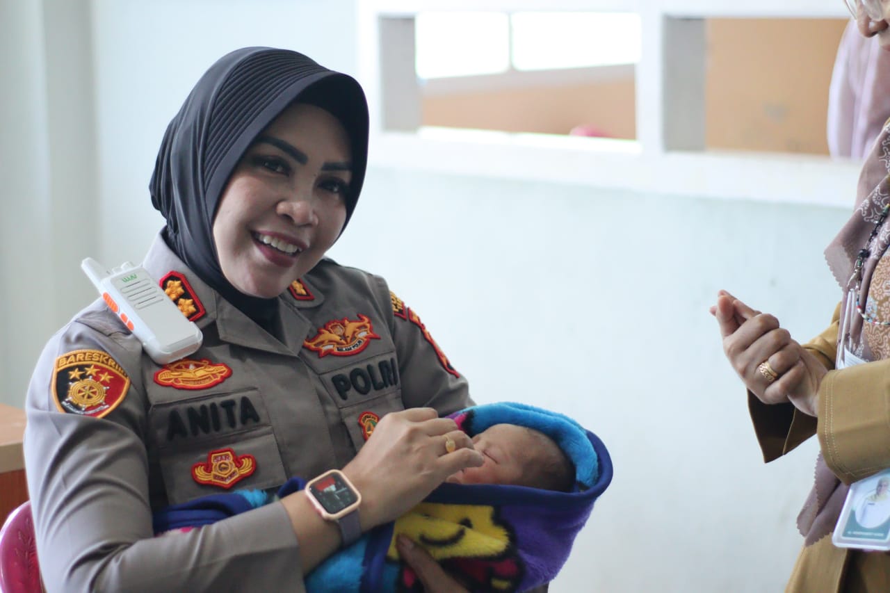 ‘Heboh’ Warga Takome Temukan Bayi Perempuan, Kapolres Ternate Adopsi Sementara Di Rumah Dinas