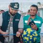 Bupati Halmahera Selatan, Hasan Ali Bassam Kasuba, memotong pita tanda diresmikannya Kawasan Ekonomi Desa Kawasi. (Dok. Harita Nickel)