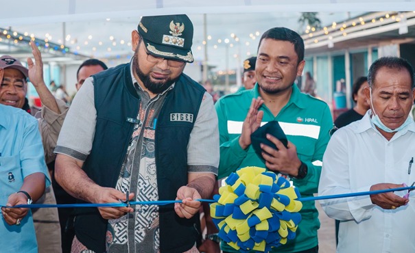Bupati Halmahera Selatan, Hasan Ali Bassam Kasuba, memotong pita tanda diresmikannya Kawasan Ekonomi Desa Kawasi. (Dok. Harita Nickel)