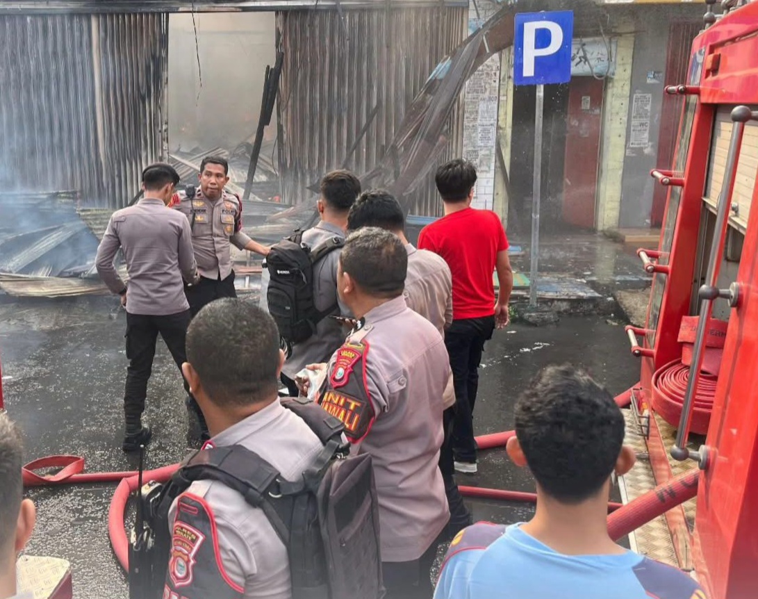 Kebakaran Di Gamalama, Polres Ternate Turun Langsung Bantu Padamkan Kobaran Api