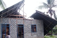 Rumah warga yang rusak akibat di terjang angin puting beliung