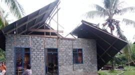 Rumah warga yang rusak akibat di terjang angin puting beliung