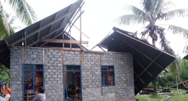 Rumah warga yang rusak akibat di terjang angin puting beliung
