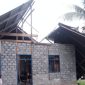 Rumah warga yang rusak akibat di terjang angin puting beliung