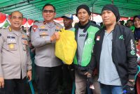 Wakapolda Malut memberikan paket sembako kepada driver Ojol.(foto/Humas)