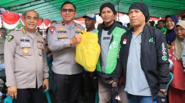 Wakapolda Malut memberikan paket sembako kepada driver Ojol.(foto/Humas)