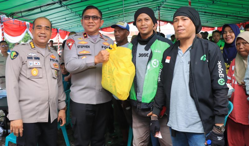 Wakapolda Malut memberikan paket sembako kepada driver Ojol.(foto/Humas)
