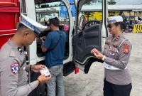 Ditlantas Polda Malut sosialisasi ke senjumlah sopir yang ada di pelabuhan feri Bastiong, Kota Ternate. (foto/Humas)