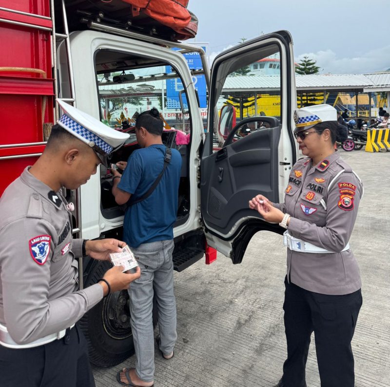 Ditlantas Polda Malut sosialisasi ke senjumlah sopir yang ada di pelabuhan feri Bastiong, Kota Ternate. (foto/Humas)