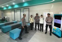 Polisi saat melakukan patroli Dialogis dikawasan objek Vital 
