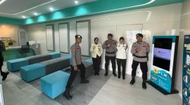 Polisi saat melakukan patroli Dialogis dikawasan objek Vital 