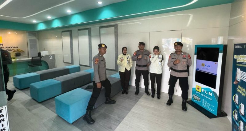 Polisi saat melakukan patroli Dialogis dikawasan objek Vital 