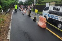Personil Polres Ternate amankan lokasi longsor di Kelurahan Ngade.(foto/Humas)