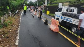 Personil Polres Ternate amankan lokasi longsor di Kelurahan Ngade.(foto/Humas)