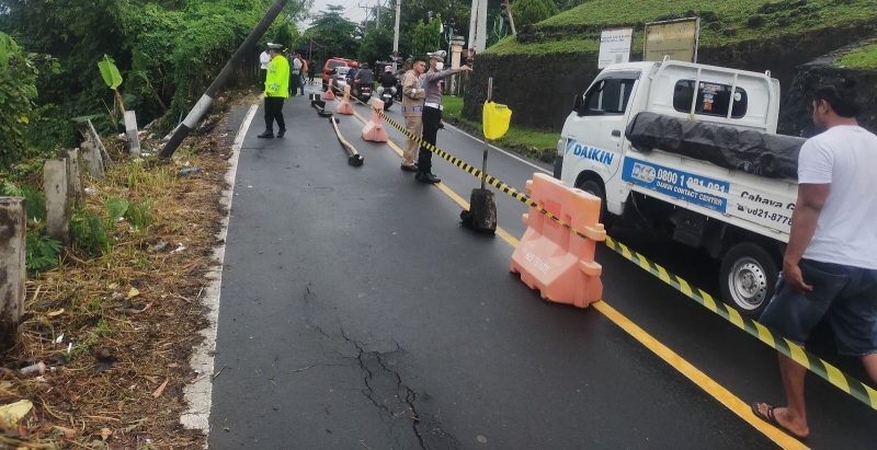 Personil Polres Ternate amankan lokasi longsor di Kelurahan Ngade.(foto/Humas)