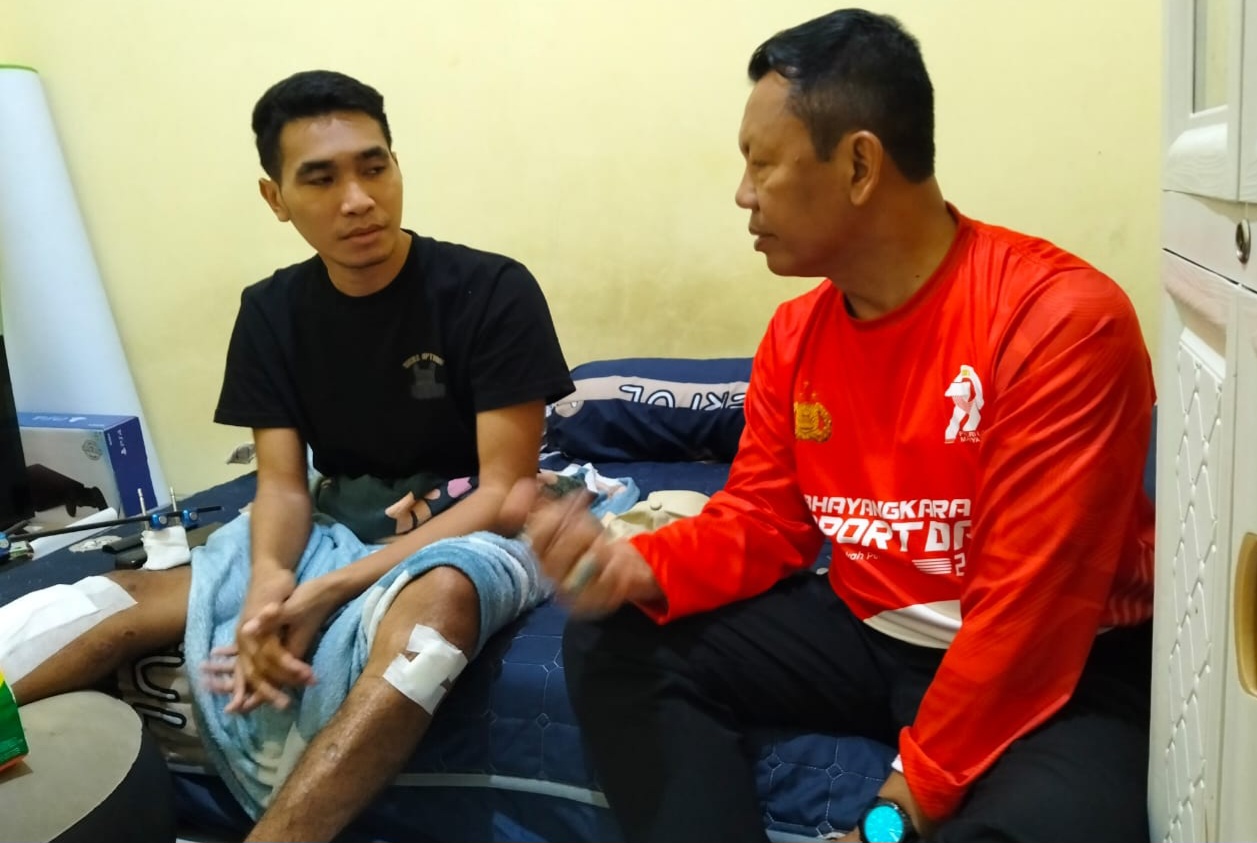 Peduli Terhadap Anggota, Kapolda Dan Ketua Bhayangkari Polda Malut Besuk 3 Anggota Di RSP