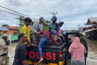 Polres Halsel saat melakukan evaluasi warga saat banjir