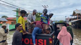 Polres Halsel saat melakukan evaluasi warga saat banjir