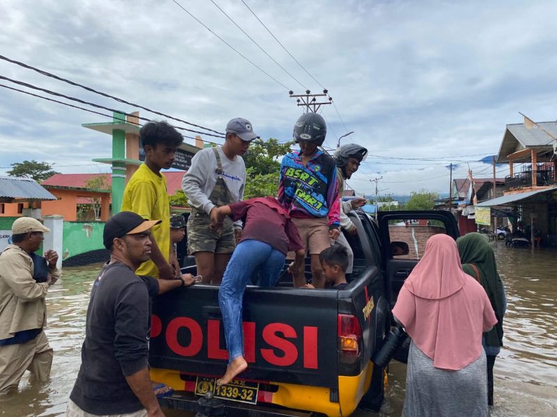 Polres Halsel saat melakukan evaluasi warga saat banjir
