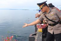 Kapolres Halut saat melakukan tabur bunga
