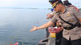 Kapolres Halut saat melakukan tabur bunga