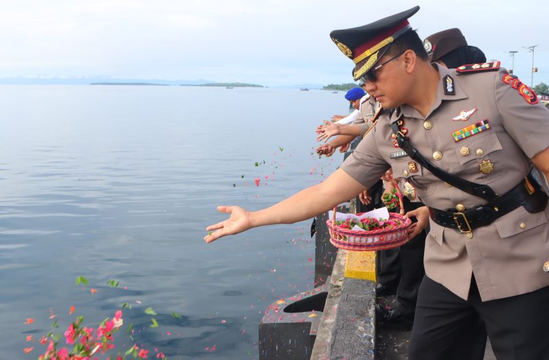 Kapolres Halut saat melakukan tabur bunga