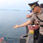 Kapolres Halut saat melakukan tabur bunga