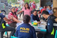 Bidokes Polrss Halut melakukan pemeriksaan kesehatan gratis bagi masyarakat.(foto/Humas)