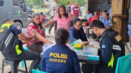 Bidokes Polrss Halut melakukan pemeriksaan kesehatan gratis bagi masyarakat.(foto/Humas)