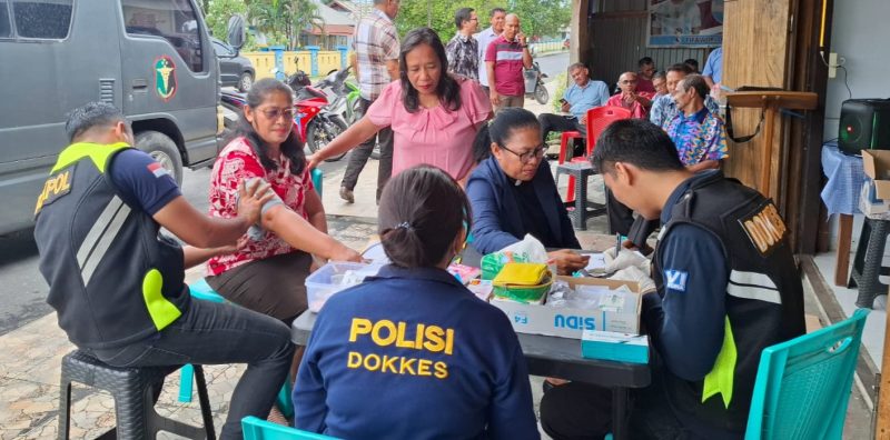 Bidokes Polrss Halut melakukan pemeriksaan kesehatan gratis bagi masyarakat.(foto/Humas)