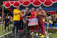 Kapolres Halut serahkan trofi ke tim Brimob B Fc. 