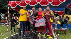 Kapolres Halut serahkan trofi ke tim Brimob B Fc. 